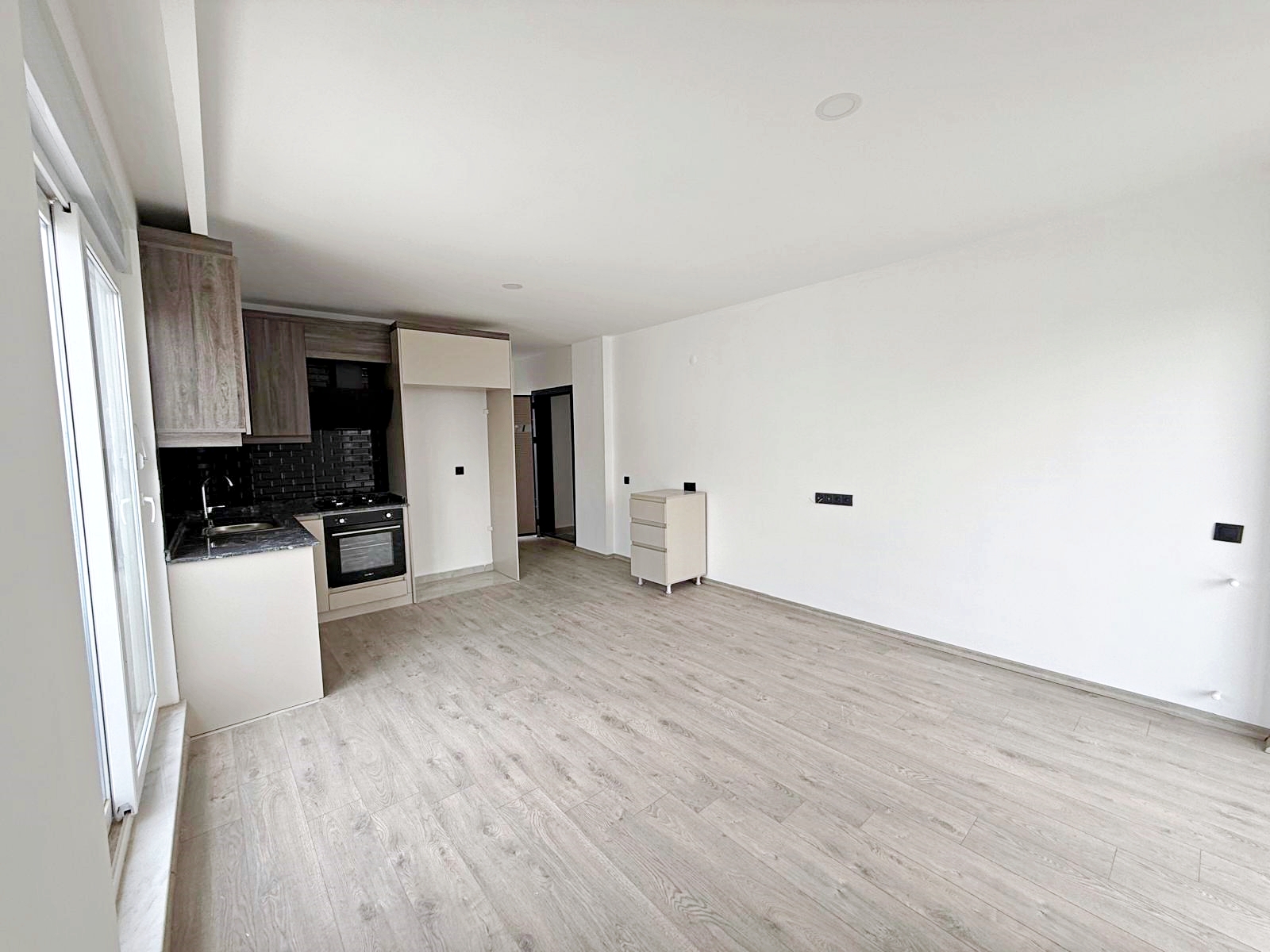 HAVUZLU SİTE İÇERİSİNDE TRAMVAYA YAKIN KAT SEÇENEKLİ 1+1 SIFIR DAİRELER