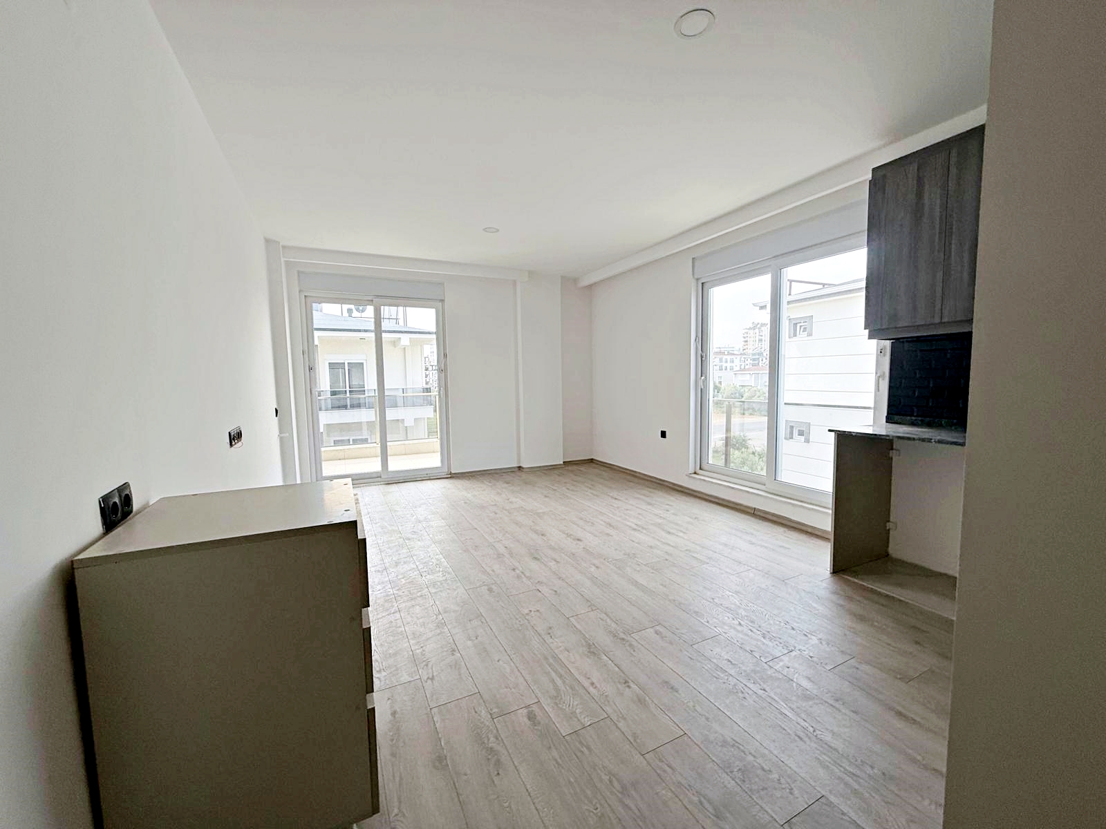 HAVUZLU SİTE İÇERİSİNDE TRAMVAYA YAKIN KAT SEÇENEKLİ 1+1 SIFIR DAİRELER