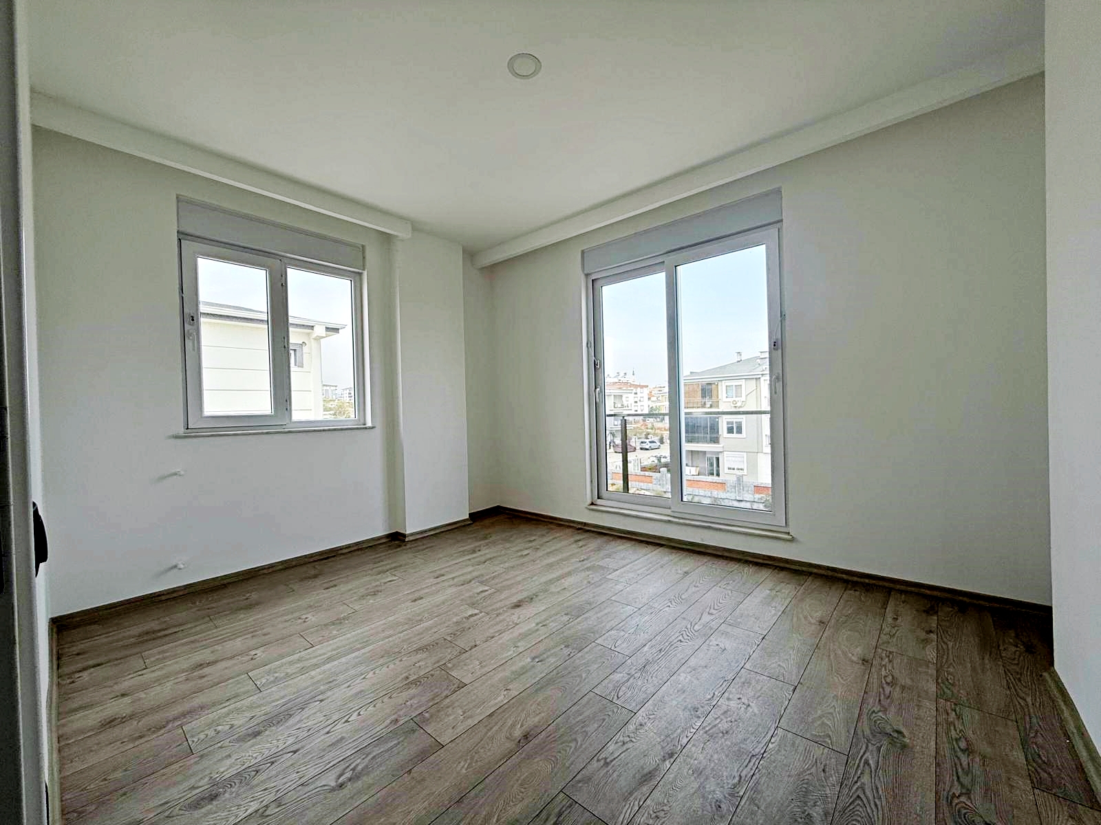 HAVUZLU SİTE İÇERİSİNDE TRAMVAYA YAKIN KAT SEÇENEKLİ 1+1 SIFIR DAİRELER