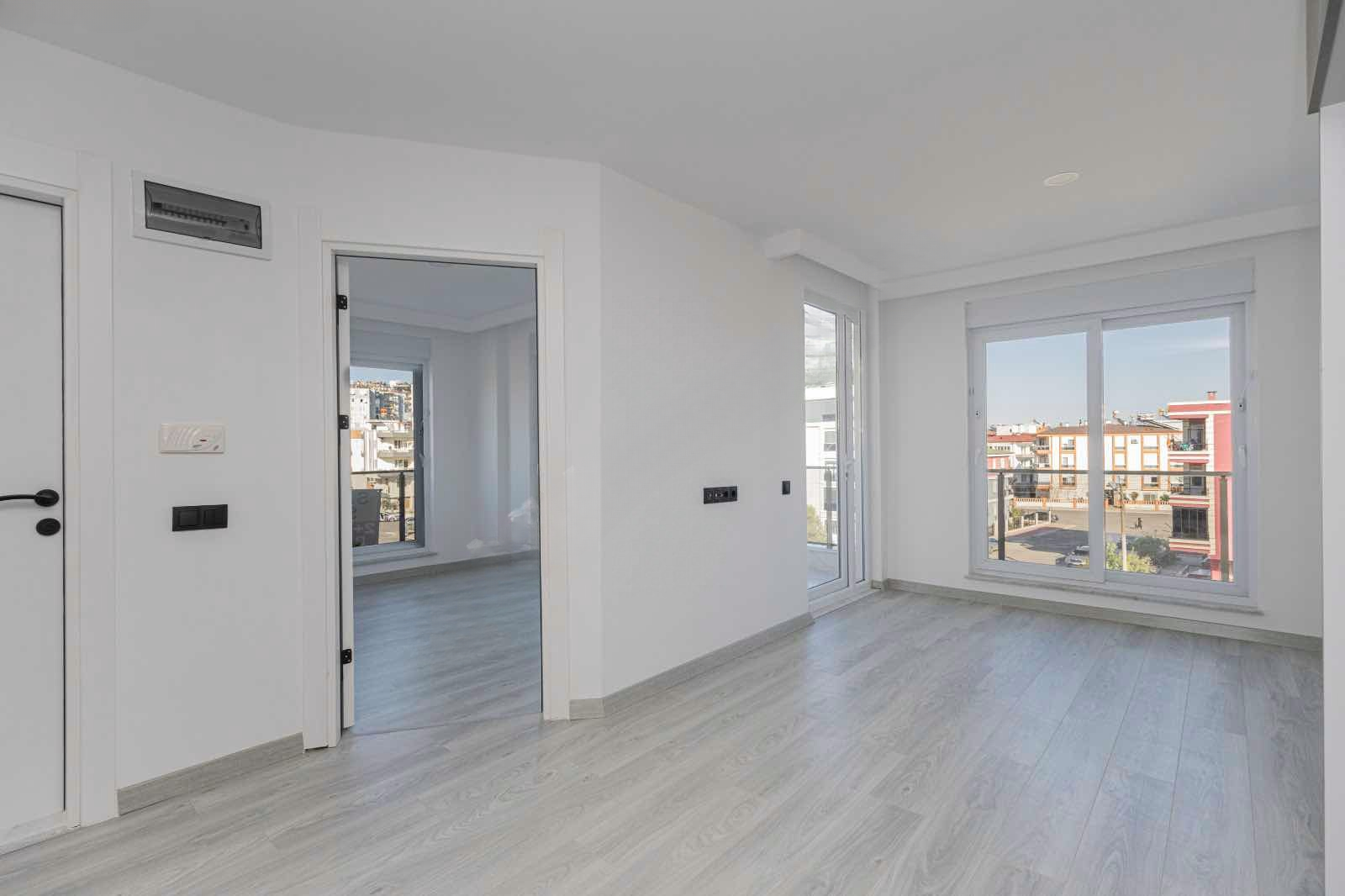 TRAMVAYA YAKIN ASANSÖRLÜ KAT SEÇENEKLİ 1+1 SIFIR DAİRELER