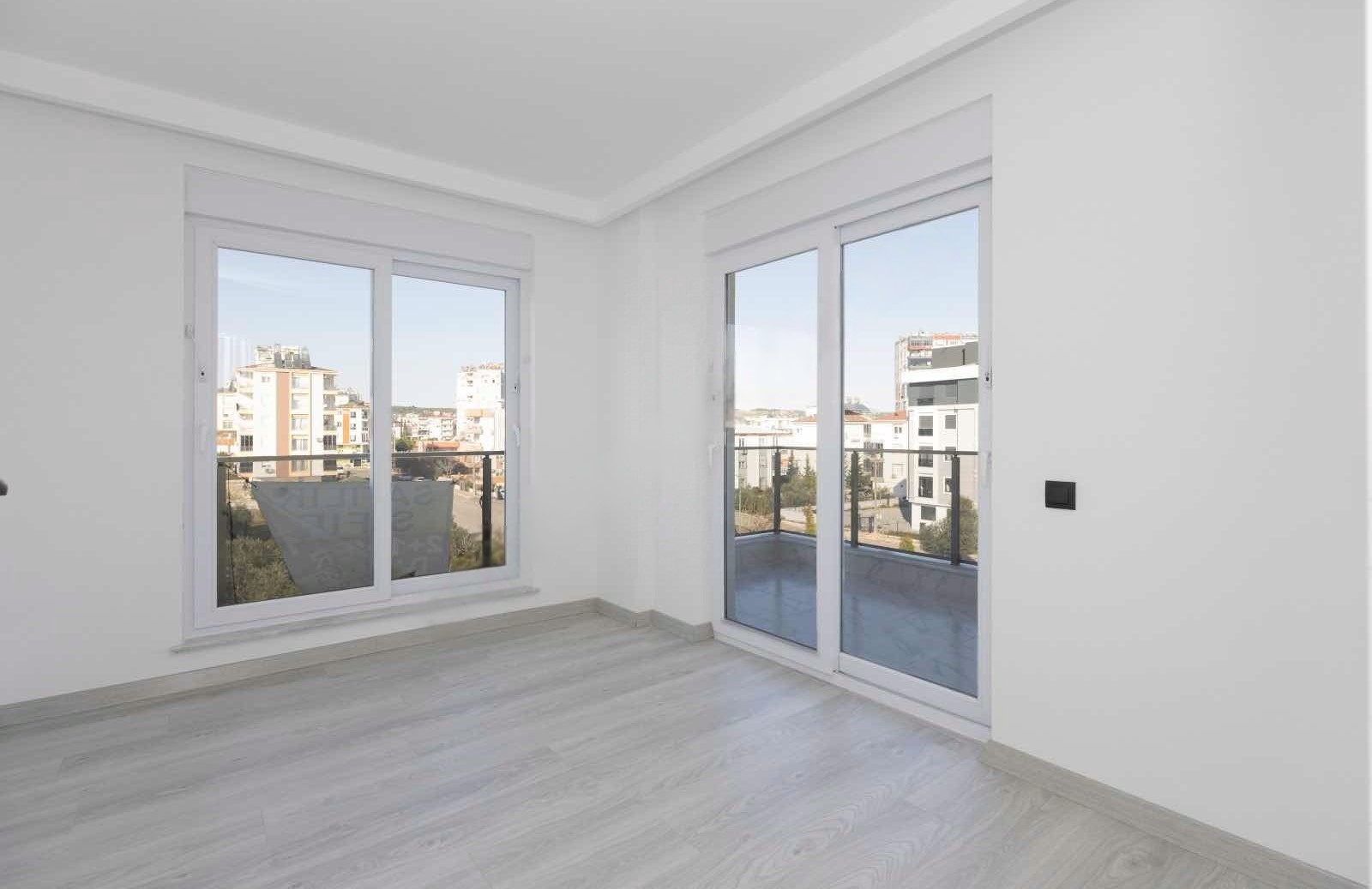 TRAMVAYA YAKIN ASANSÖRLÜ KAT SEÇENEKLİ 1+1 SIFIR DAİRELER