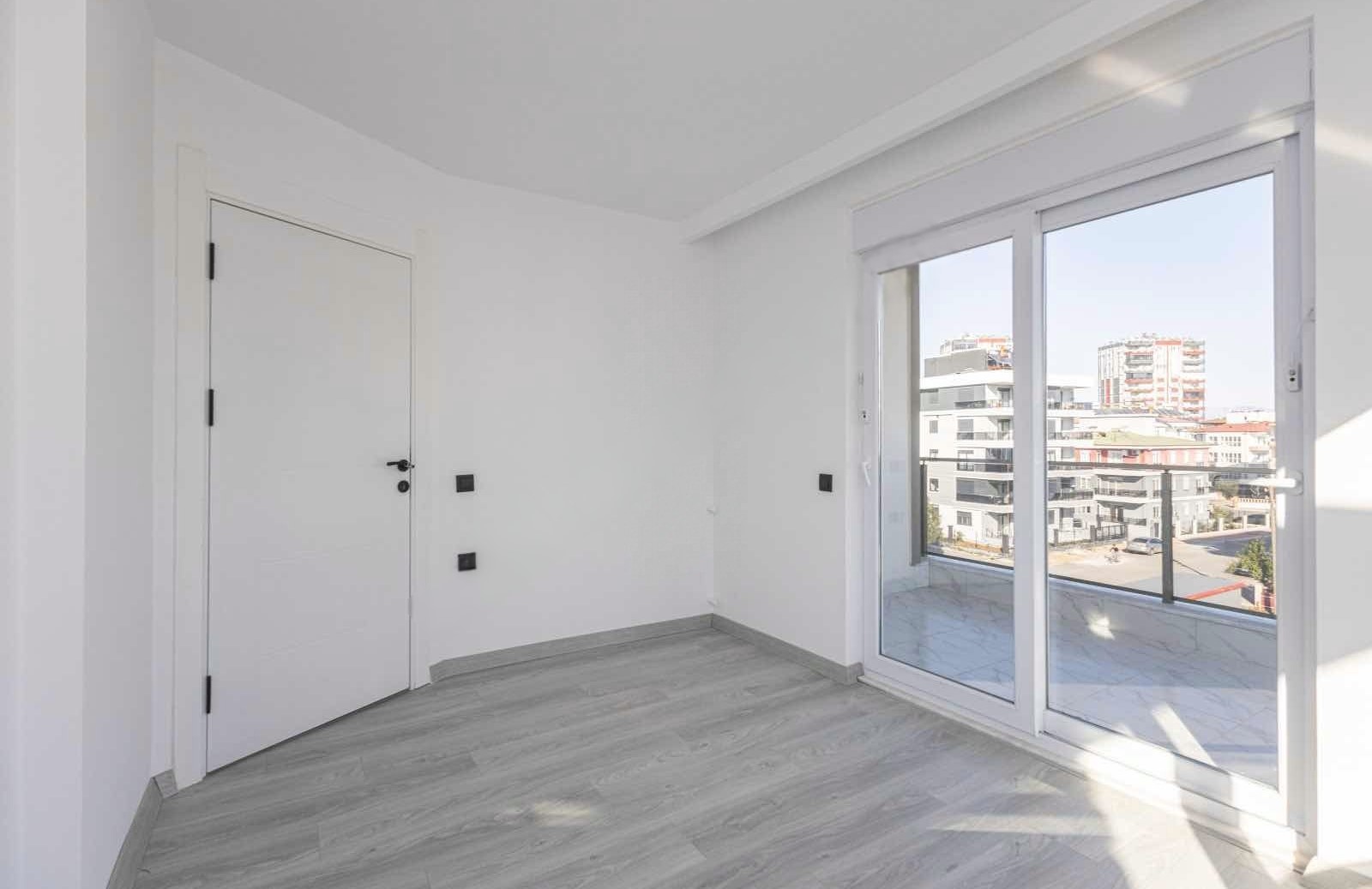 TRAMVAYA YAKIN ASANSÖRLÜ KAT SEÇENEKLİ 1+1 SIFIR DAİRELER