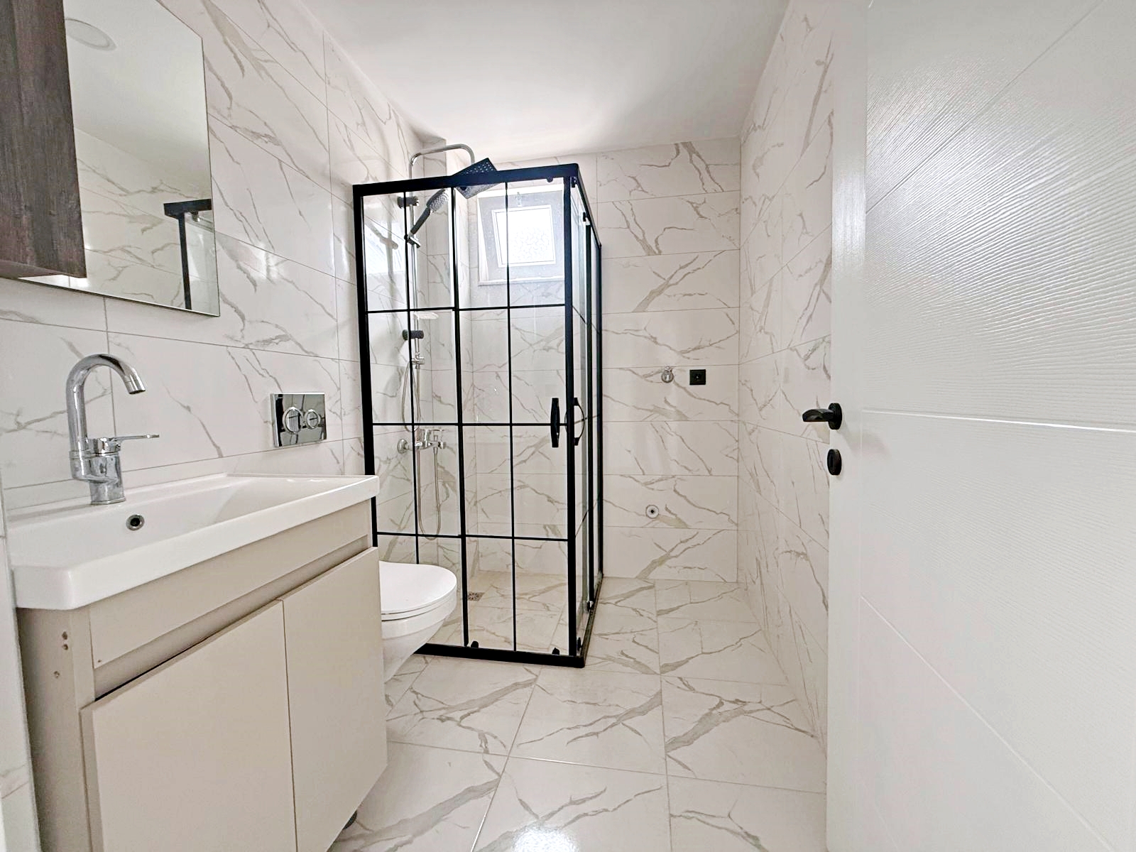 HAVUZLU SİTE İÇERİSİNDE TRAMVAYA YAKIN KAT SEÇENEKLİ 1+1 SIFIR DAİRELER