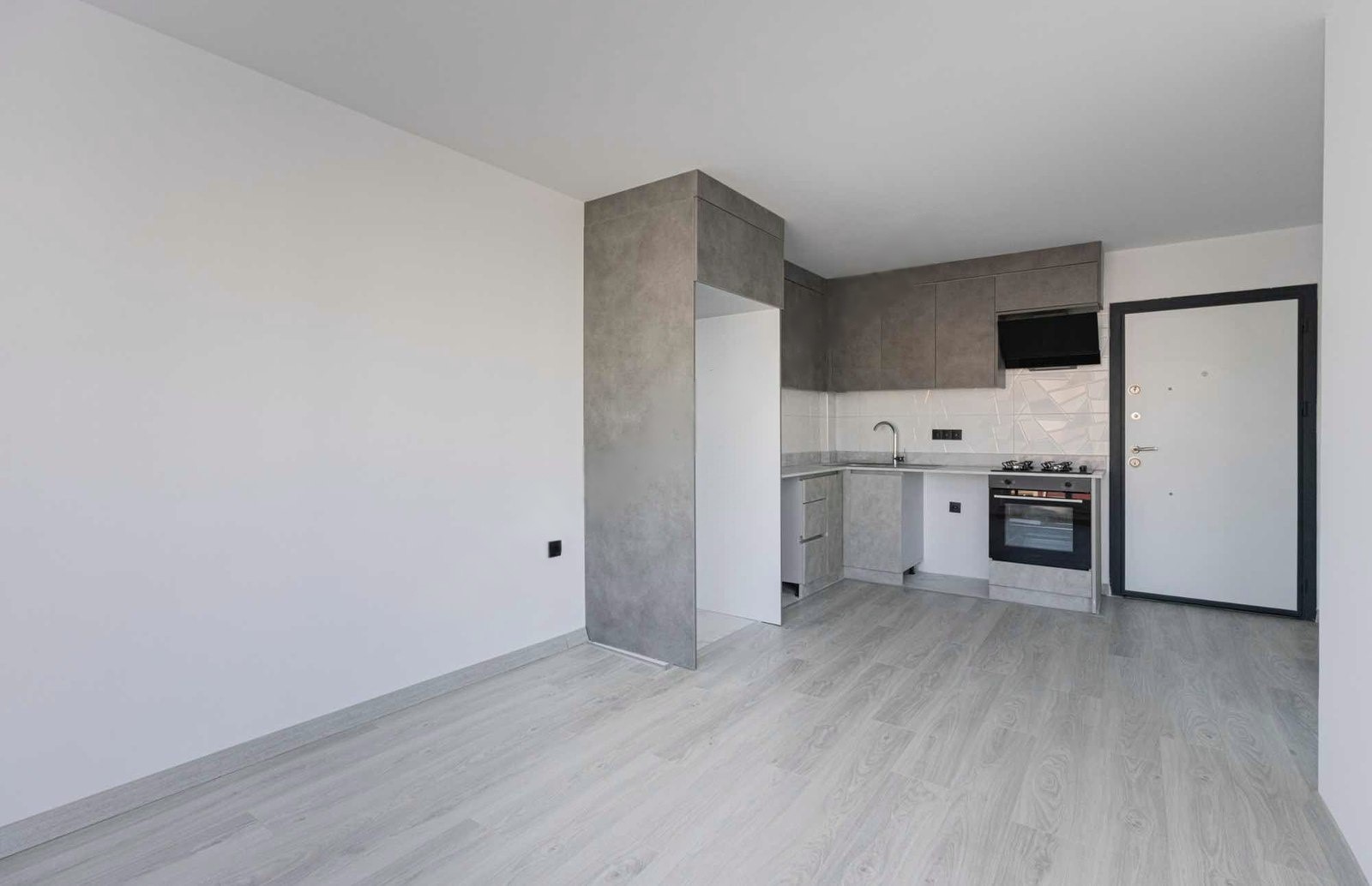 TRAMVAYA YAKIN ASANSÖRLÜ KAT SEÇENEKLİ 1+1 SIFIR DAİRELER