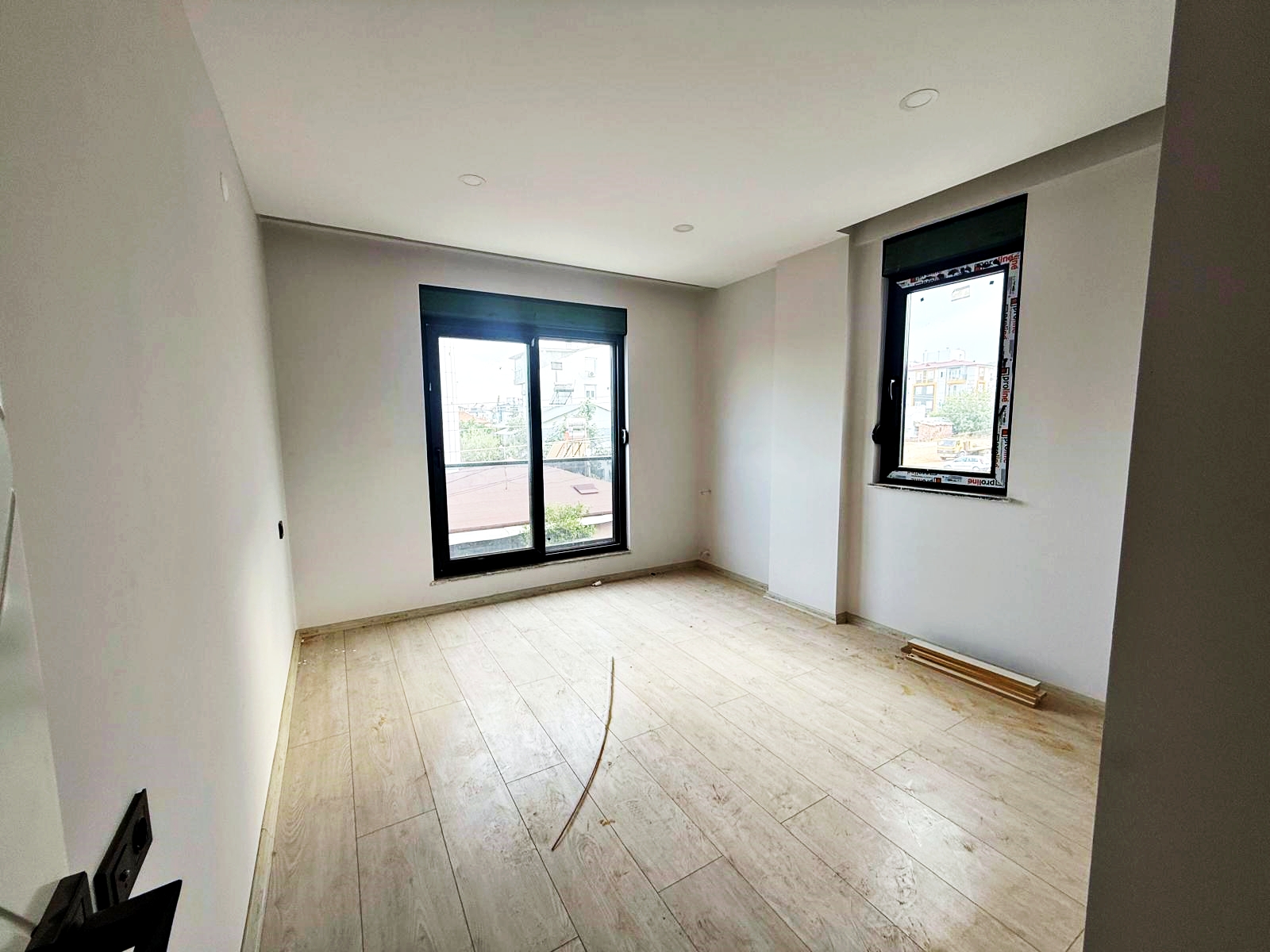 TRAMVAYA YAKIN FEVZİÇAKMAKTA 2+1 100 M2 DÜKKAN ÜSTÜ 1. KATTA ASANSÖRLÜ DAİRE